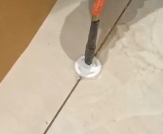 岚山瓷砖空鼓维修公司专业解答瓷砖在铺贴过程中，如果没有涂抹均匀到位的粘结材料（如水泥砂浆或瓷砖胶），可能会导致以下问题